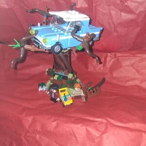 HARRY POTTER HOGWARTS WHOMPING WILLOW CAR AND WILLOW TREE LEGO SET.